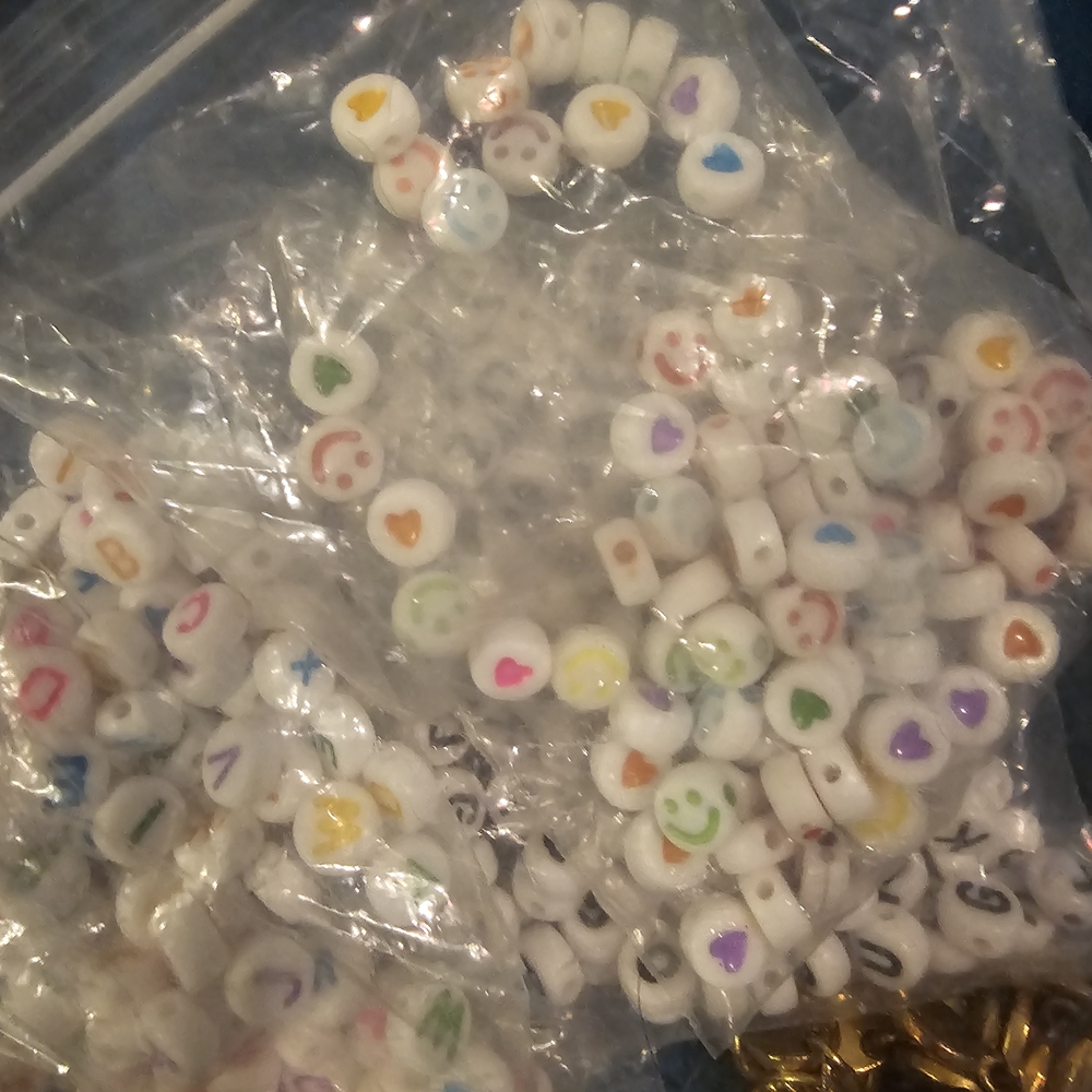 4 Sets Of Colorful Beads With Organizers - Picture 7 of 8